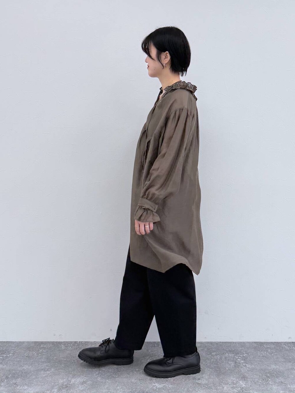 ブラック系のその他パンツを着用したレディースの春コーディネートの2枚目の写真