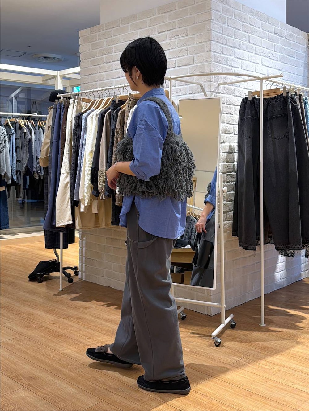 グレー系のニット/セーター、その他のその他パンツ、ブラック系のモカシン/デッキシューズを着用したレディースの秋コーディネートの3枚目の写真
