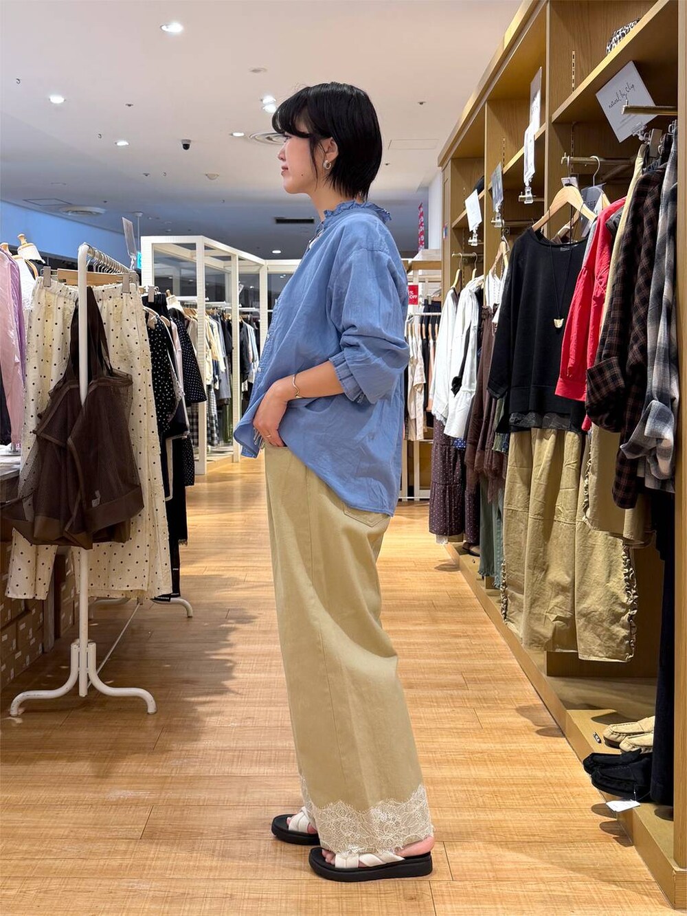 ベージュ系のデニムパンツ、ベージュ系のシャツ/ブラウス、ブルー系のシャツ/ブラウスを着用したレディースの秋コーディネートの2枚目の写真