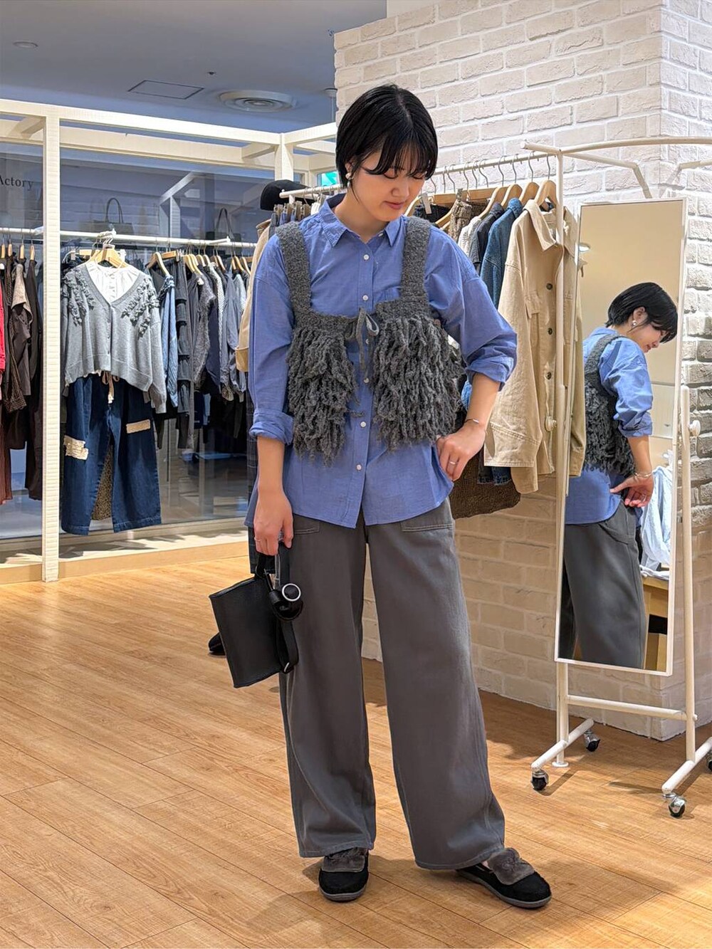 グレー系のニット/セーター、その他のその他パンツ、ブラック系のモカシン/デッキシューズを着用したレディースの秋コーディネートの5枚目の写真