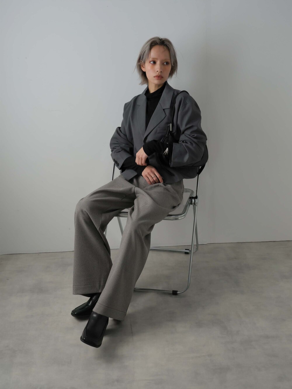 「シンプルコーデ、ワイドパンツ、タックパンツ、大人カジュアル、きれいめカジュアル」｜「Ulyssesのワンタックペインターパンツ（その他パンツ、グレー系）」を使った、Ulyssesさん（レディース・158cm）の春コーディネートの5枚目の写真