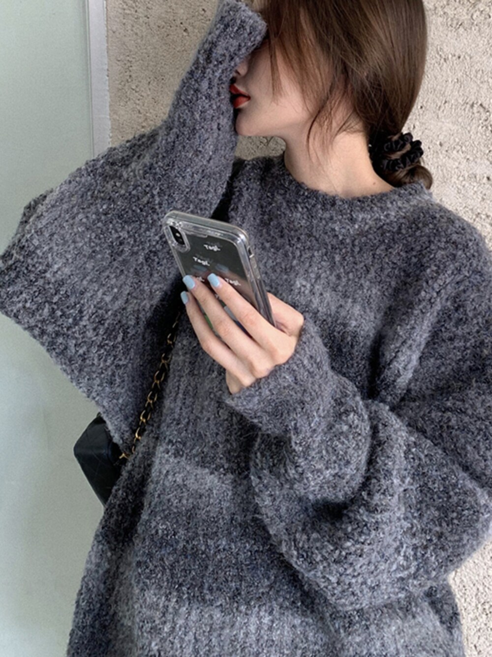 パープル系のニット/セーターを着用したレディースの冬コーディネートの2枚目の写真