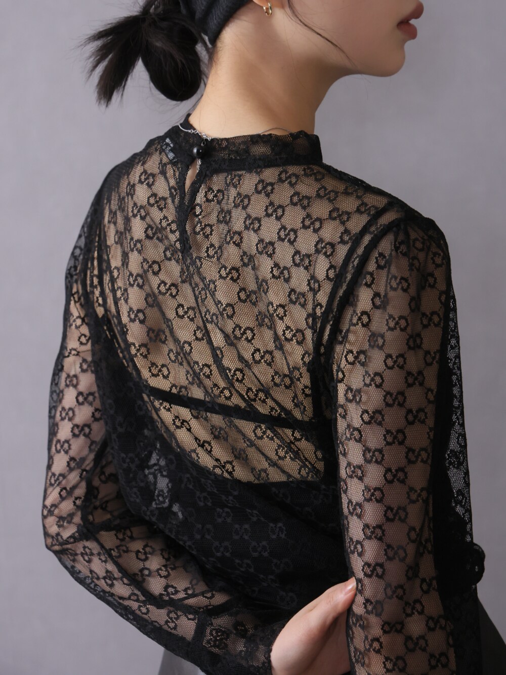 「シンプルコーデ、シアートップス、大人カジュアル、大人可愛い」｜「Ulyssesのプチハイネックシアーブラウス（Tシャツ/カットソー、ホワイト系）」を使った、Ulyssesさん（レディース・158cm）の春コーディネートの9枚目の写真
