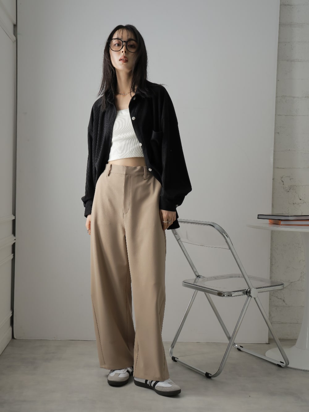 「シンプルコーデ、ワイドパンツ、タックパンツ、きれいめカジュアル」｜「Ulyssesのカーブワイドスラックス（スラックス、ブラック系）」を使った、Ulyssesさん（レディース・158cm）の春コーディネートの5枚目の写真