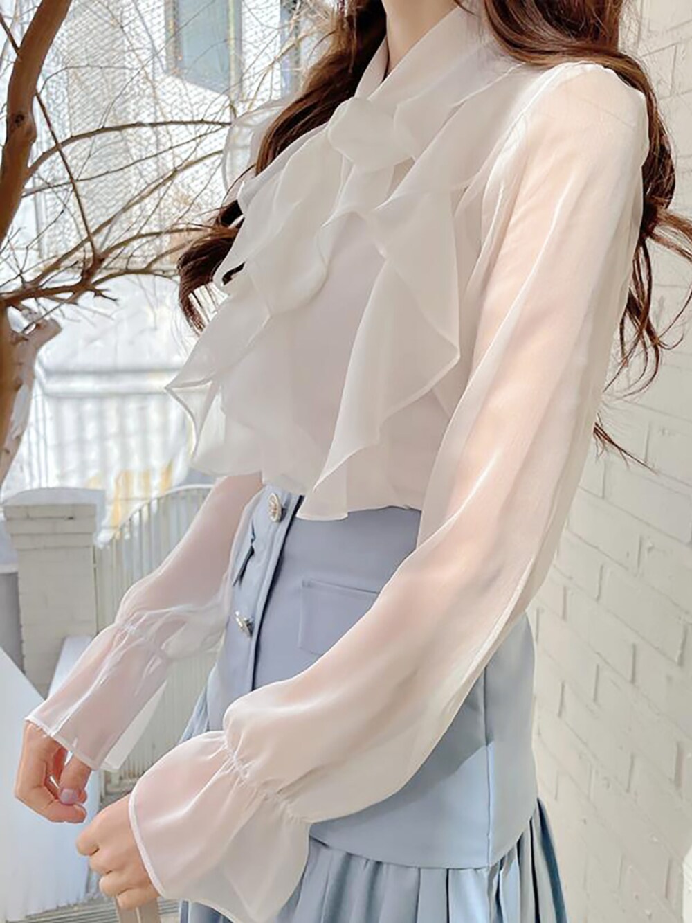 ホワイト系のシャツ/ブラウスを着用したレディースの冬コーディネートの4枚目の写真