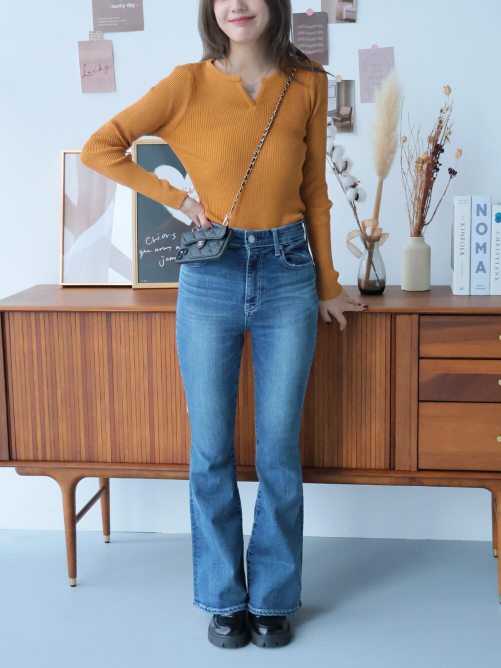 ブラック系のニット/セーターを着用したレディースの冬コーディネートの6枚目の写真