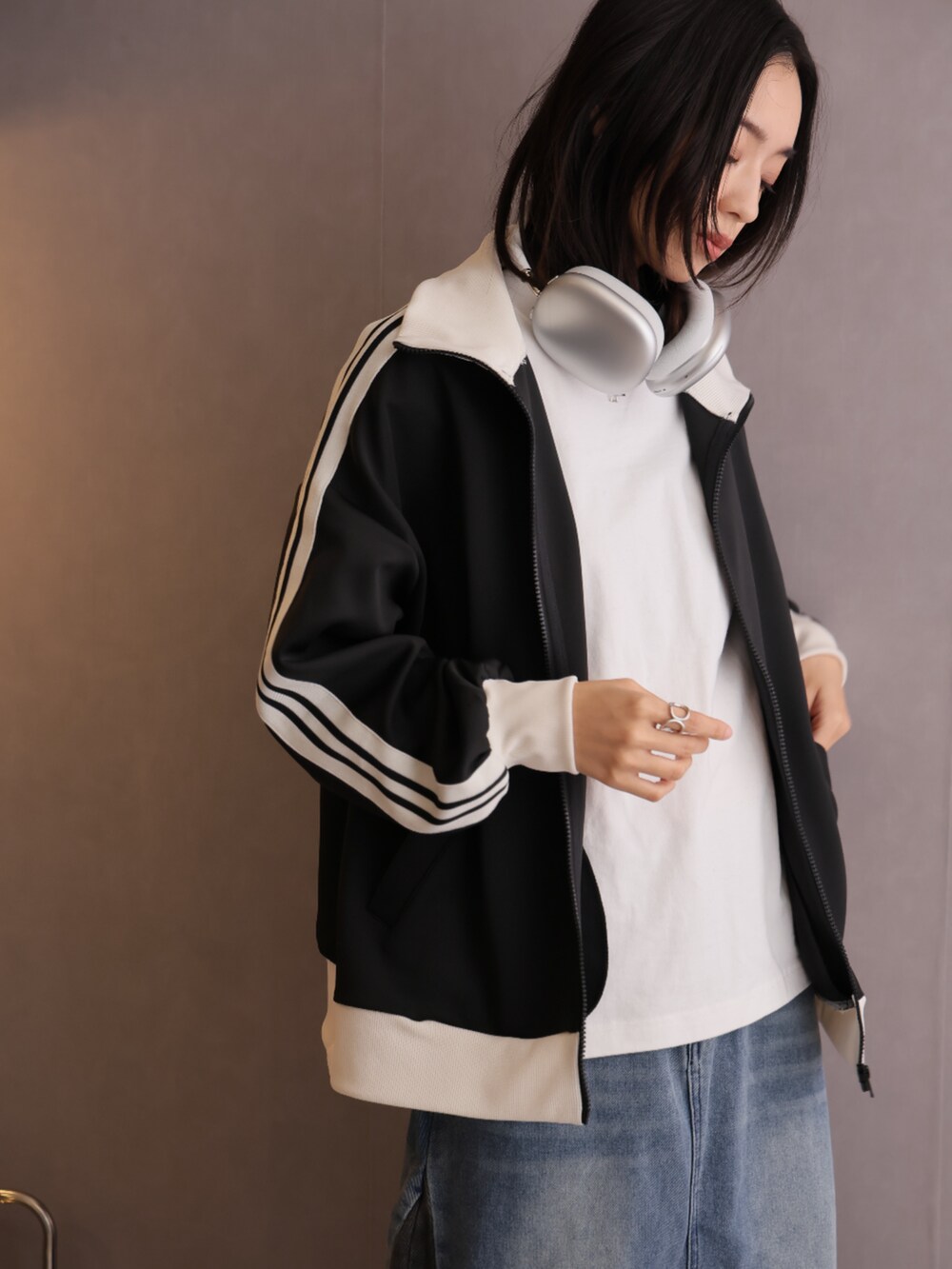 「春服コーデ、大人女子、休日スタイル、カジュアルスタイル、いいね、save、フォローお願いします🤑、お洒落さんとつながりたい、春先取り、ロングスカート、ジャージ、デイリーカジュアル、ラフコーデ」｜「Girly DollのWラインオーバートラックJK（その他アウター、ブラック系）」を使った、Ulyssesさん（レディース・158cm）の冬コーディネートの8枚目の写真