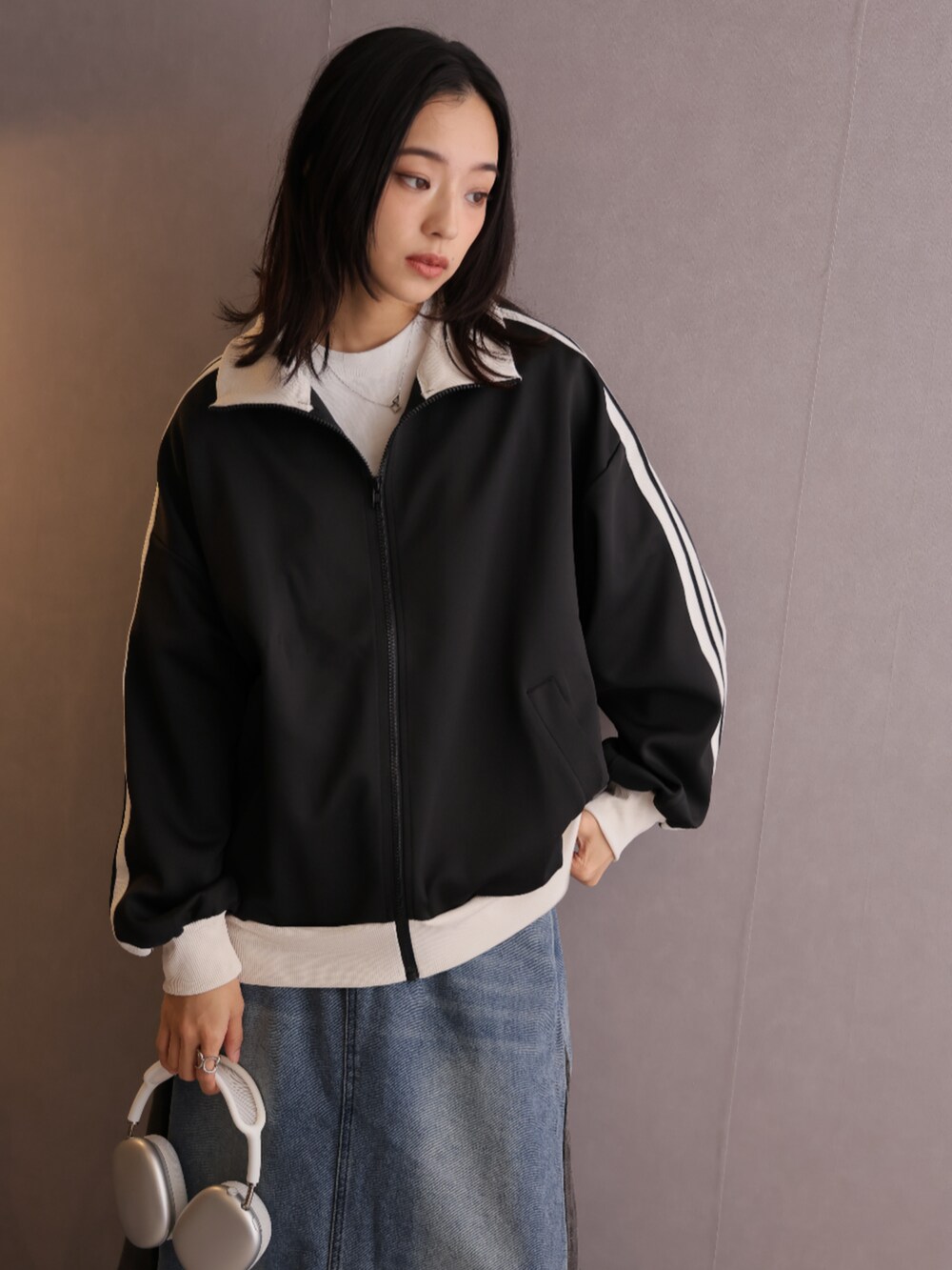 「春服コーデ、大人女子、休日スタイル、カジュアルスタイル、いいね、save、フォローお願いします🤑、お洒落さんとつながりたい、春先取り、ロングスカート、ジャージ、デイリーカジュアル、ラフコーデ」｜「Girly DollのWラインオーバートラックJK（その他アウター、ブラック系）」を使った、Ulyssesさん（レディース・158cm）の冬コーディネートの6枚目の写真