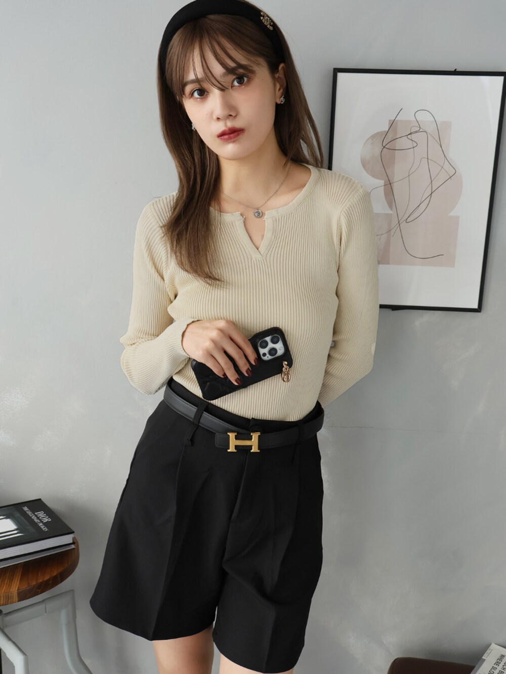 ブラック系のニット/セーターを着用したレディースの冬コーディネートの3枚目の写真