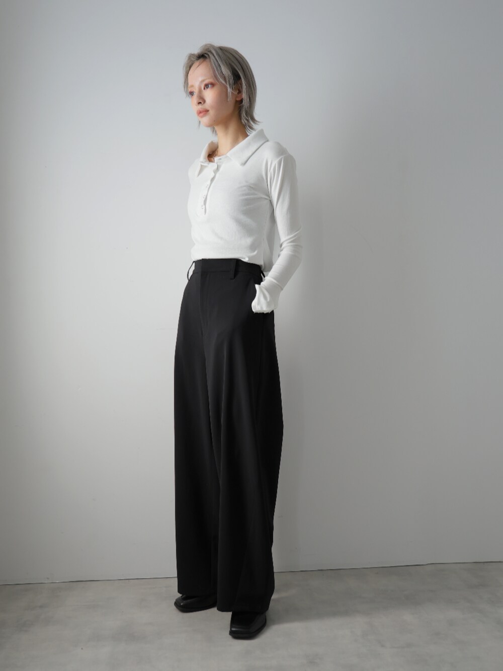 「シンプルコーデ、ワイドパンツ、タックパンツ、きれいめカジュアル」｜「Ulyssesのカーブワイドスラックス（スラックス、ブラック系）」を使った、Ulyssesさん（レディース・158cm）の春コーディネートの3枚目の写真