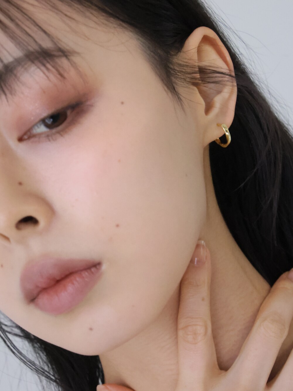 「ピアス、大人コーデ、大人女子、大人かわいい、大人ファッション、きれいめカジュアル、キレイめ、きれいめ、キレイめカジュアル、きれいめコーディネート」｜「Ulyssesのフープピアス（ピアス（両耳用）、ゴールド系）」を使った、Ulyssesさん（レディース・158cm）の春コーディネートの5枚目の写真