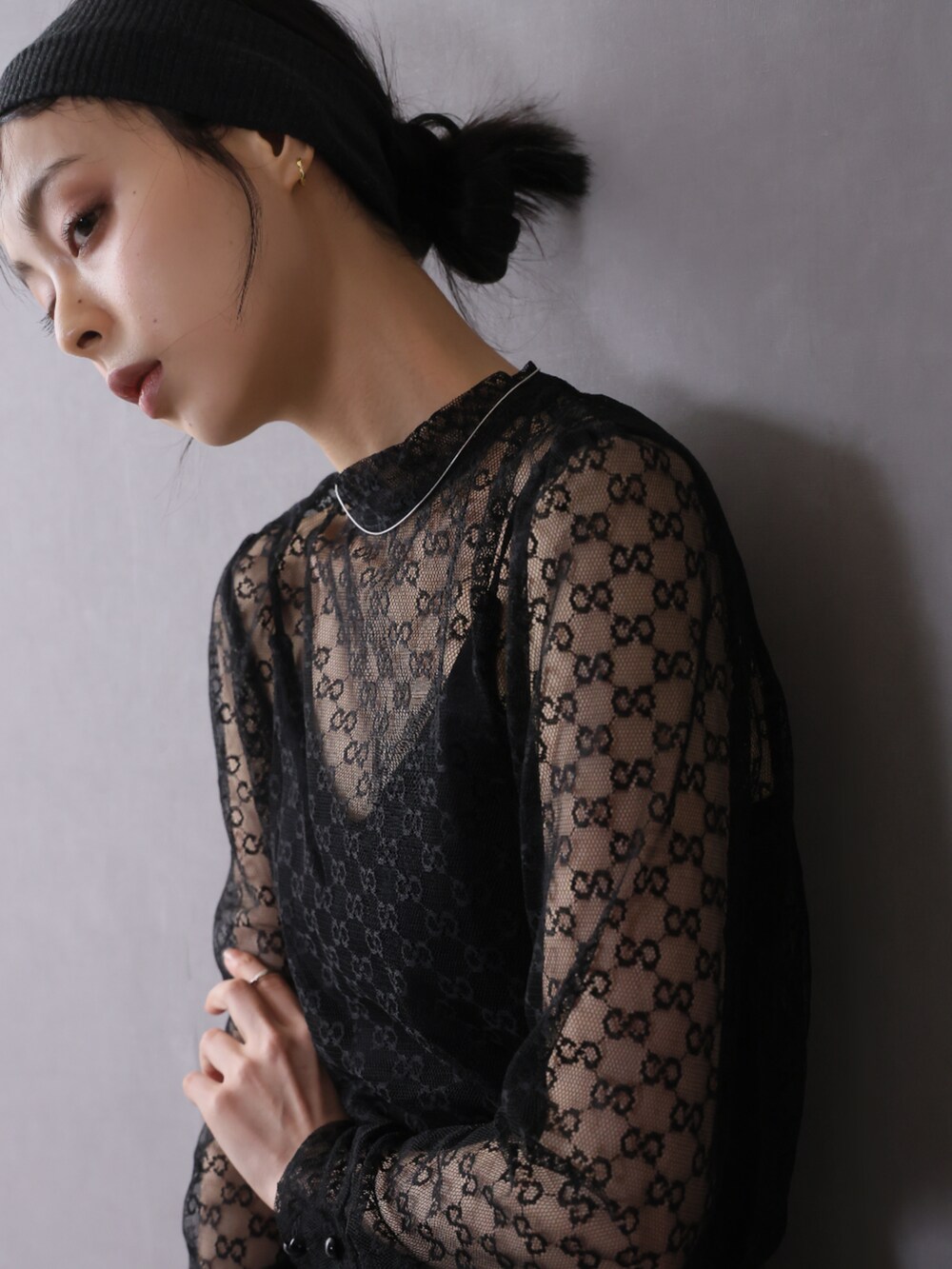 「ピアス、大人コーデ、大人女子、大人かわいい、大人ファッション、きれいめカジュアル、キレイめ、きれいめ、キレイめカジュアル、きれいめコーディネート」｜「Ulyssesのフープピアス（ピアス（両耳用）、ゴールド系）」を使った、Ulyssesさん（レディース・158cm）の春コーディネートの4枚目の写真