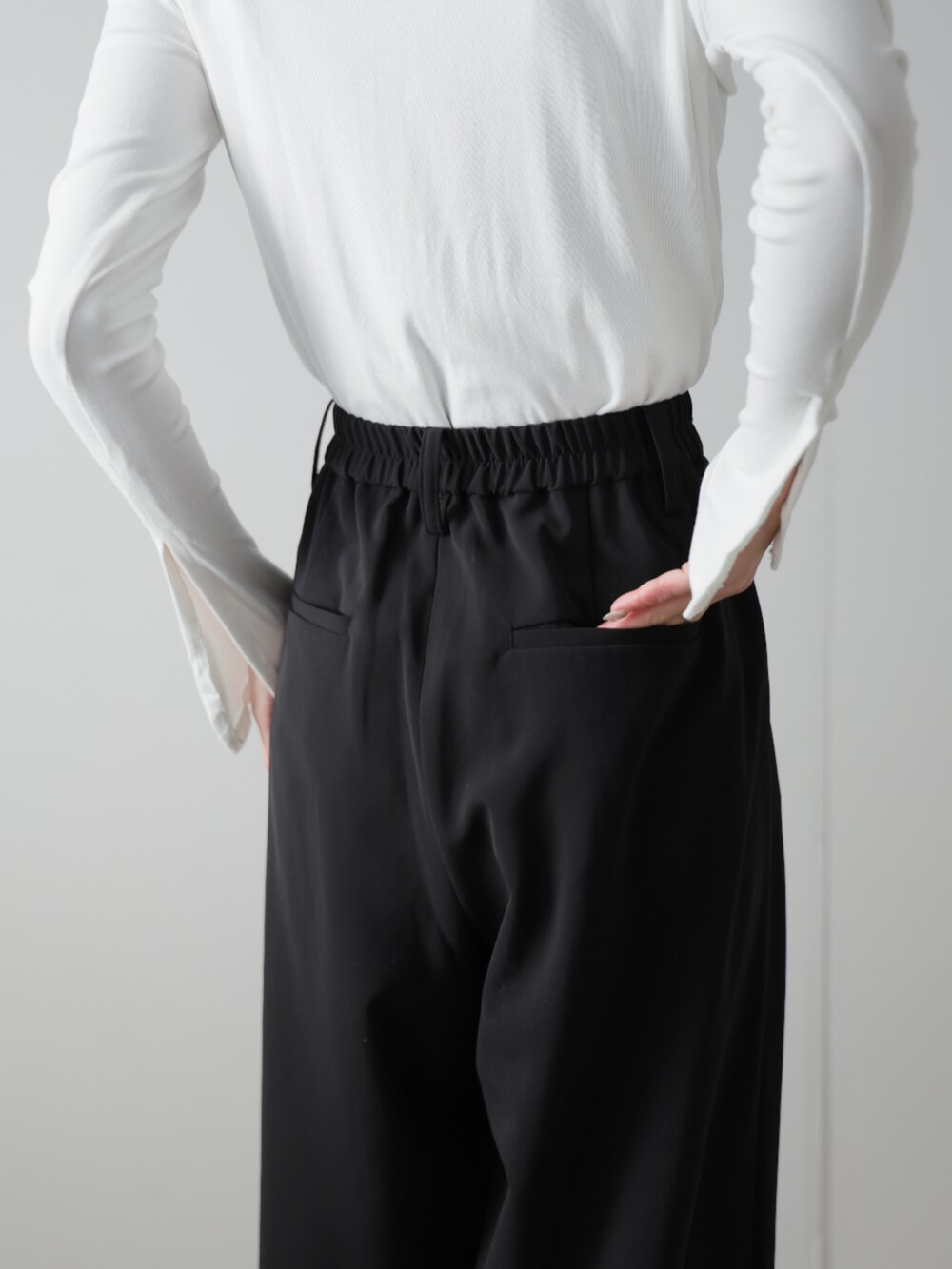 「シンプルコーデ、ワイドパンツ、タックパンツ、きれいめカジュアル」｜「Ulyssesのカーブワイドスラックス（スラックス、ブラック系）」を使った、Ulyssesさん（レディース・158cm）の春コーディネートの4枚目の写真