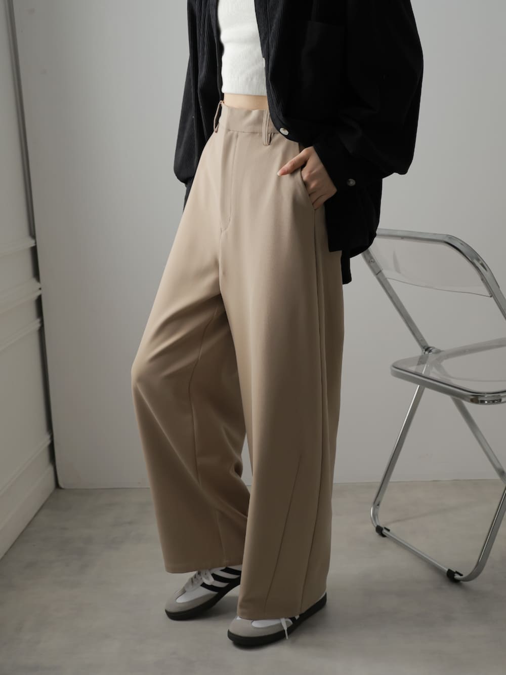 「シンプルコーデ、ワイドパンツ、タックパンツ、きれいめカジュアル」｜「Ulyssesのカーブワイドスラックス（スラックス、ブラック系）」を使った、Ulyssesさん（レディース・158cm）の春コーディネートの6枚目の写真