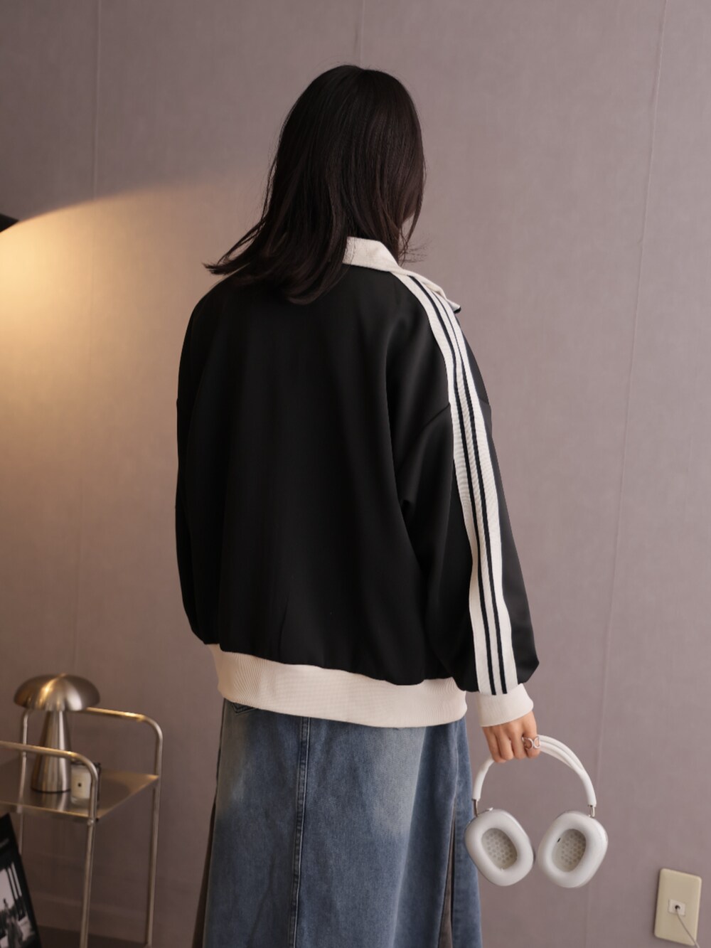 「春服コーデ、大人女子、休日スタイル、カジュアルスタイル、いいね、save、フォローお願いします🤑、お洒落さんとつながりたい、春先取り、ロングスカート、ジャージ、デイリーカジュアル、ラフコーデ」｜「Girly DollのWラインオーバートラックJK（その他アウター、ブラック系）」を使った、Ulyssesさん（レディース・158cm）の冬コーディネートの7枚目の写真