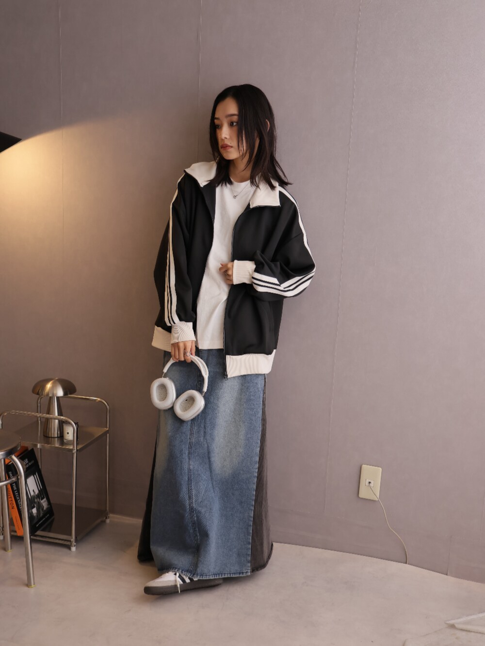 「春服コーデ、大人女子、休日スタイル、カジュアルスタイル、いいね、save、フォローお願いします🤑、お洒落さんとつながりたい、春先取り、ロングスカート、ジャージ、デイリーカジュアル、ラフコーデ」｜「Girly DollのWラインオーバートラックJK（その他アウター、ブラック系）」を使った、Ulyssesさん（レディース・158cm）の冬コーディネートの3枚目の写真