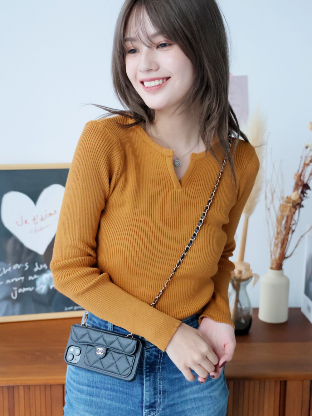 ブラック系のニット/セーターを着用したレディースの冬コーディネートの5枚目の写真