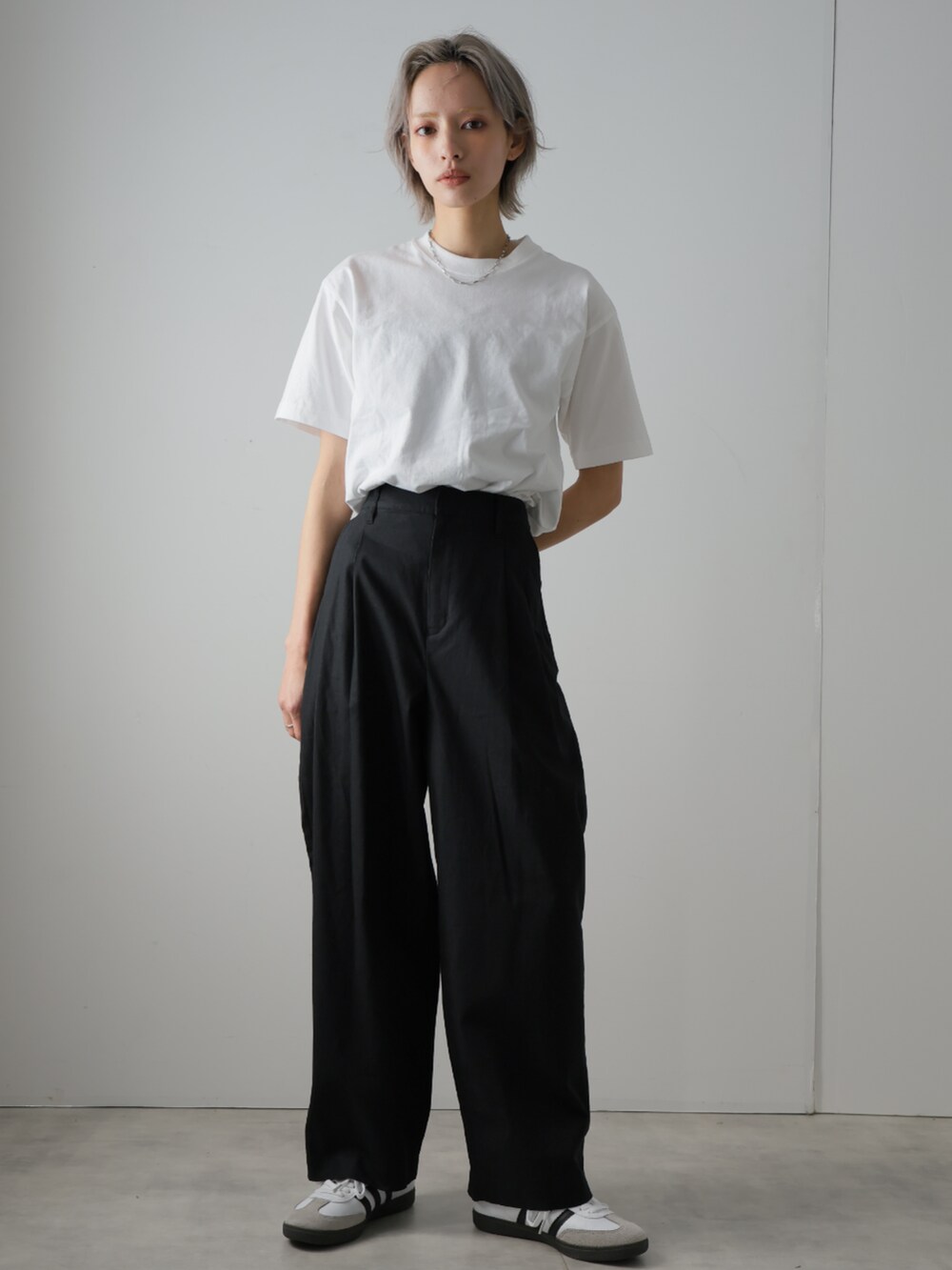「パンツスタイル、大人コーデ、春カラー、春先取り、ラフコーデ、春コーデ、春夏コーデ、夏コーデ、大人カジュアル」｜「Ulyssesのツータックワイドストレートパンツ（その他パンツ、グリーン系）」を使った、Ulyssesさん（レディース・158cm）の春コーディネートの6枚目の写真
