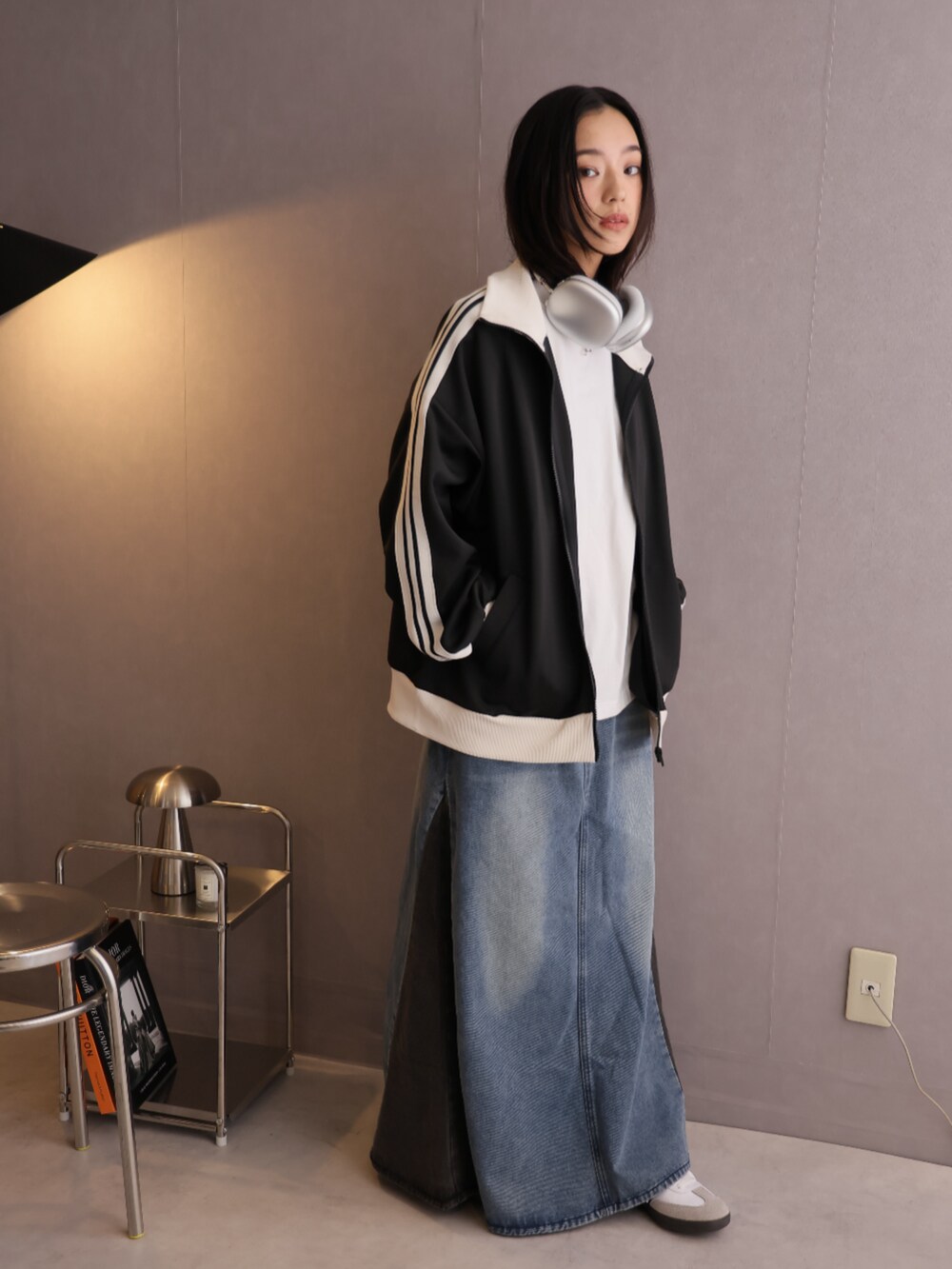 「春服コーデ、大人女子、休日スタイル、カジュアルスタイル、いいね、save、フォローお願いします🤑、お洒落さんとつながりたい、春先取り、ロングスカート、ジャージ、デイリーカジュアル、ラフコーデ」｜「Girly DollのWラインオーバートラックJK（その他アウター、ブラック系）」を使った、Ulyssesさん（レディース・158cm）の冬コーディネートの2枚目の写真