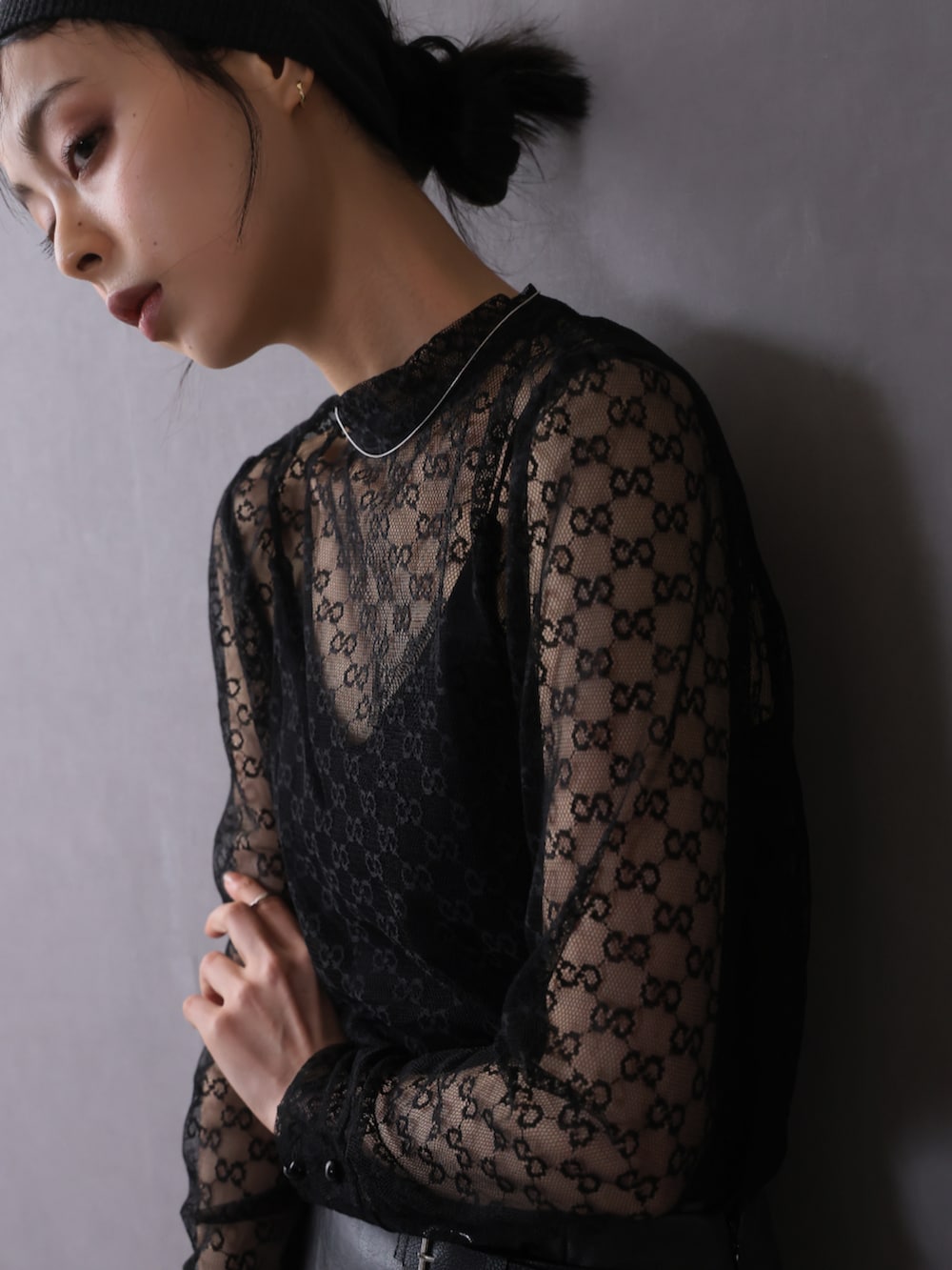 「シンプルコーデ、シアートップス、大人カジュアル、大人可愛い」｜「Ulyssesのプチハイネックシアーブラウス（Tシャツ/カットソー、ホワイト系）」を使った、Ulyssesさん（レディース・158cm）の春コーディネートの7枚目の写真