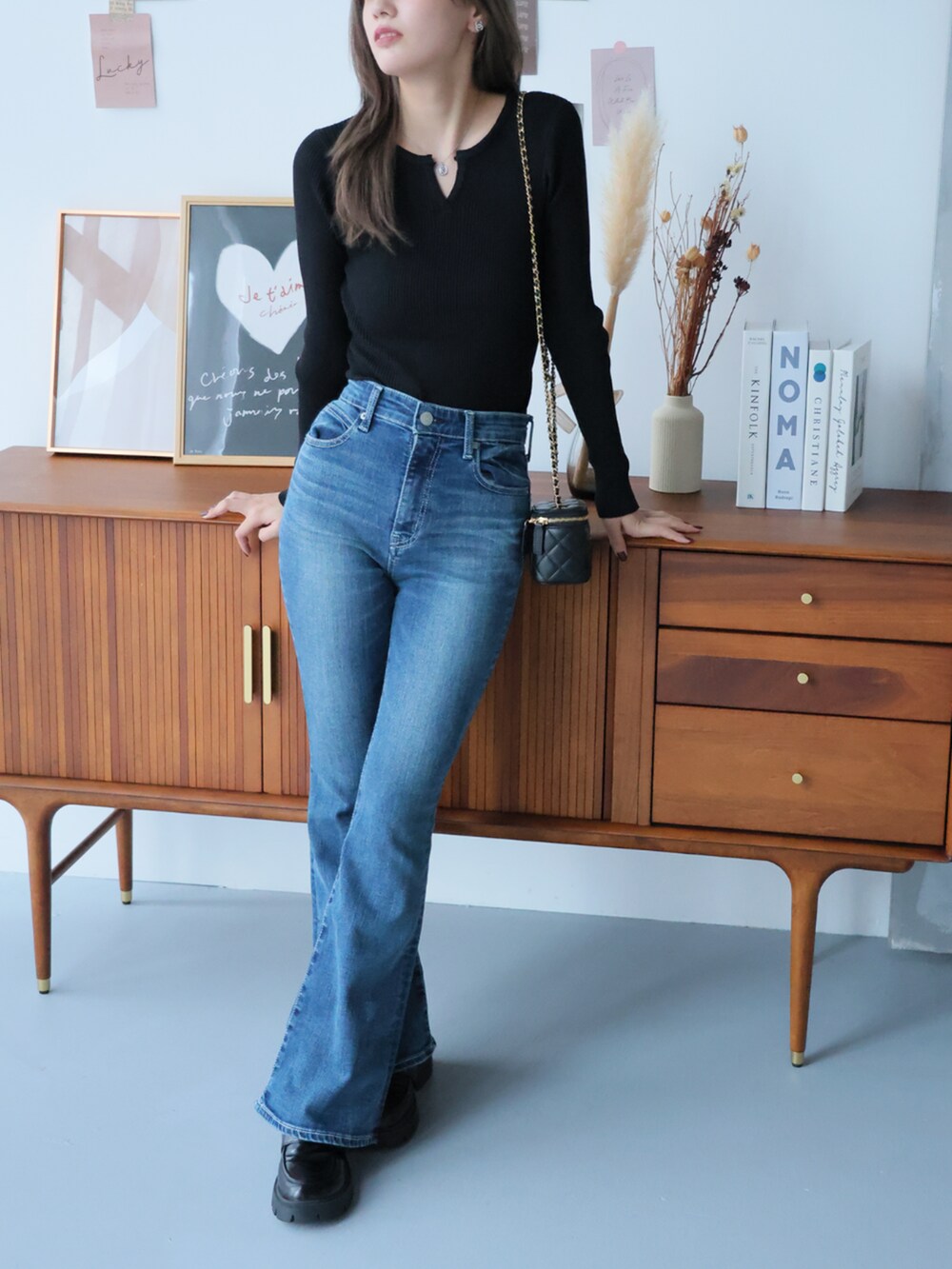 ブラック系のニット/セーターを着用したレディースの冬コーディネートの2枚目の写真