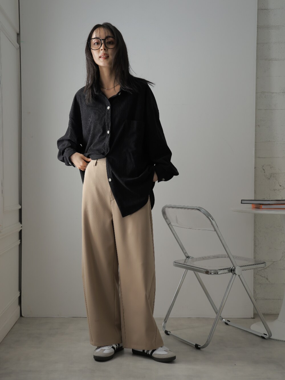 「シンプルコーデ、ワイドパンツ、タックパンツ、きれいめカジュアル」｜「Ulyssesのカーブワイドスラックス（スラックス、ブラック系）」を使った、Ulyssesさん（レディース・158cm）の春コーディネートの8枚目の写真
