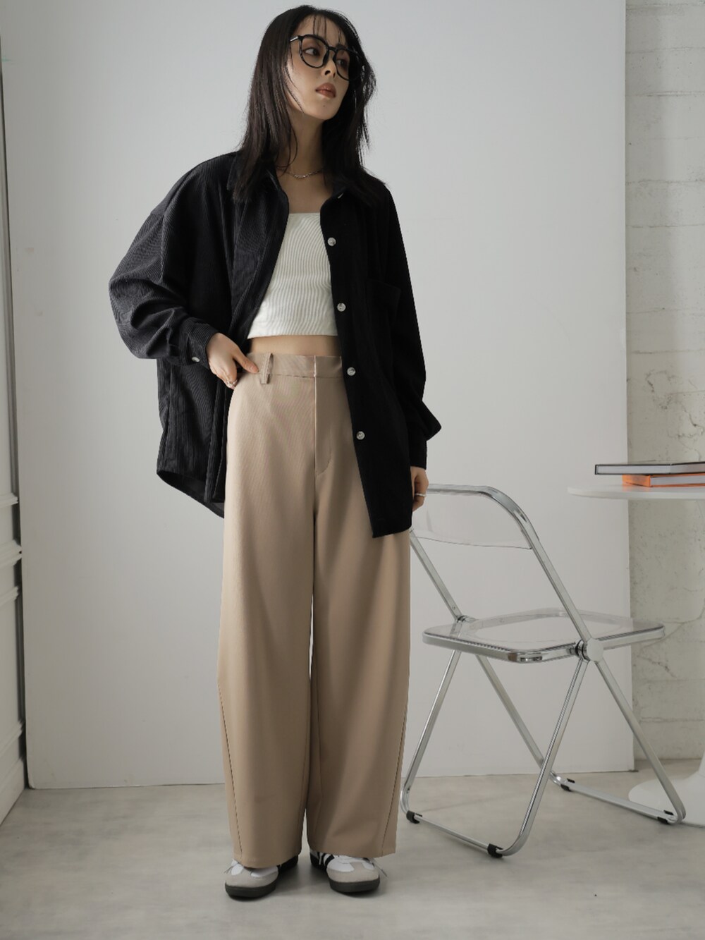 「シンプルコーデ、ワイドパンツ、タックパンツ、きれいめカジュアル」｜「Ulyssesのカーブワイドスラックス（スラックス、ブラック系）」を使った、Ulyssesさん（レディース・158cm）の春コーディネートの7枚目の写真