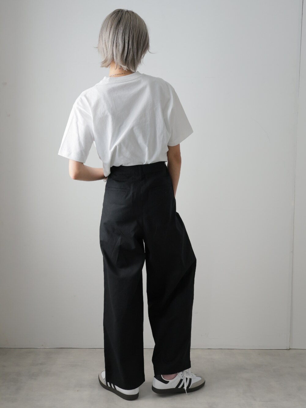 「パンツスタイル、大人コーデ、春カラー、春先取り、ラフコーデ、春コーデ、春夏コーデ、夏コーデ、大人カジュアル」｜「Ulyssesのツータックワイドストレートパンツ（その他パンツ、グリーン系）」を使った、Ulyssesさん（レディース・158cm）の春コーディネートの8枚目の写真
