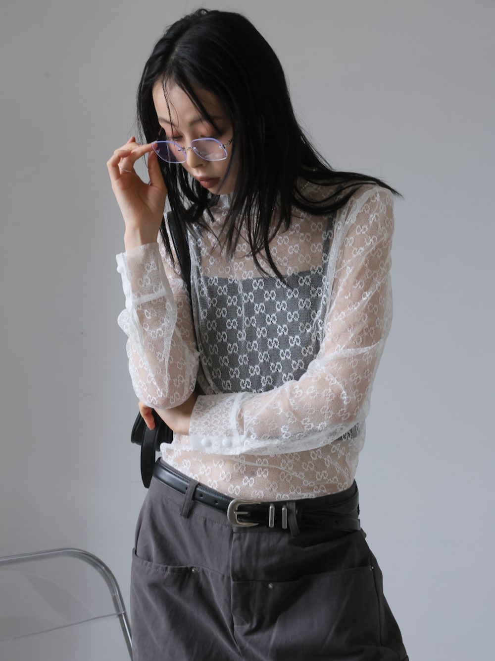 「シンプルコーデ、シアートップス、大人カジュアル、大人可愛い」｜「Ulyssesのプチハイネックシアーブラウス（Tシャツ/カットソー、ホワイト系）」を使った、Ulyssesさん（レディース・158cm）の春コーディネートの5枚目の写真