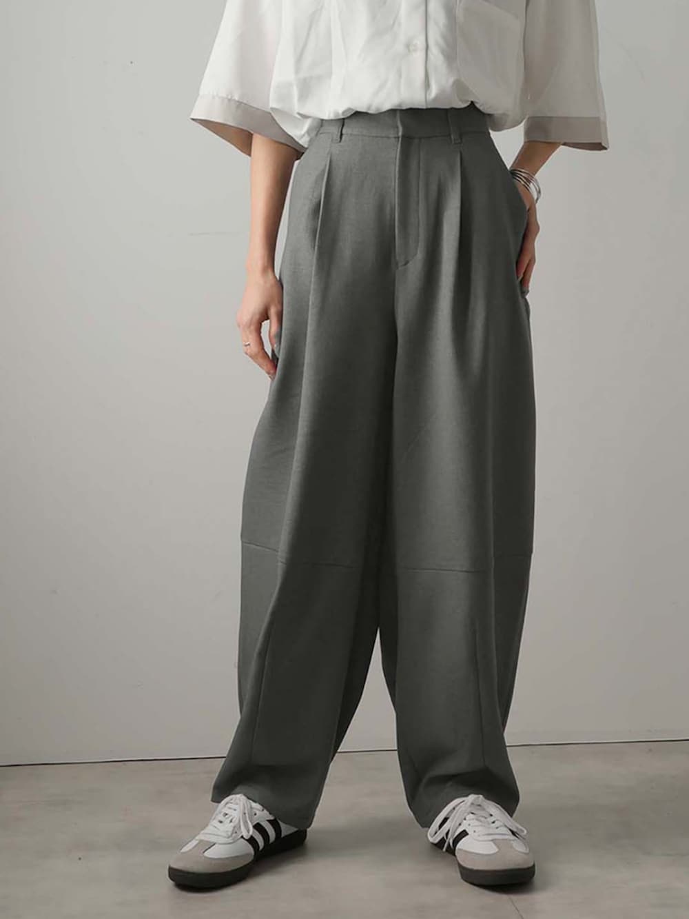「シンプルコーデ、ワイドパンツ、タックパンツ、上品、きれいめカジュアル」｜「Ulyssesのワンタック切替バルーンパンツ（その他パンツ、ベージュ系）」を使った、Ulyssesさん（レディース・158cm）の春コーディネートの5枚目の写真
