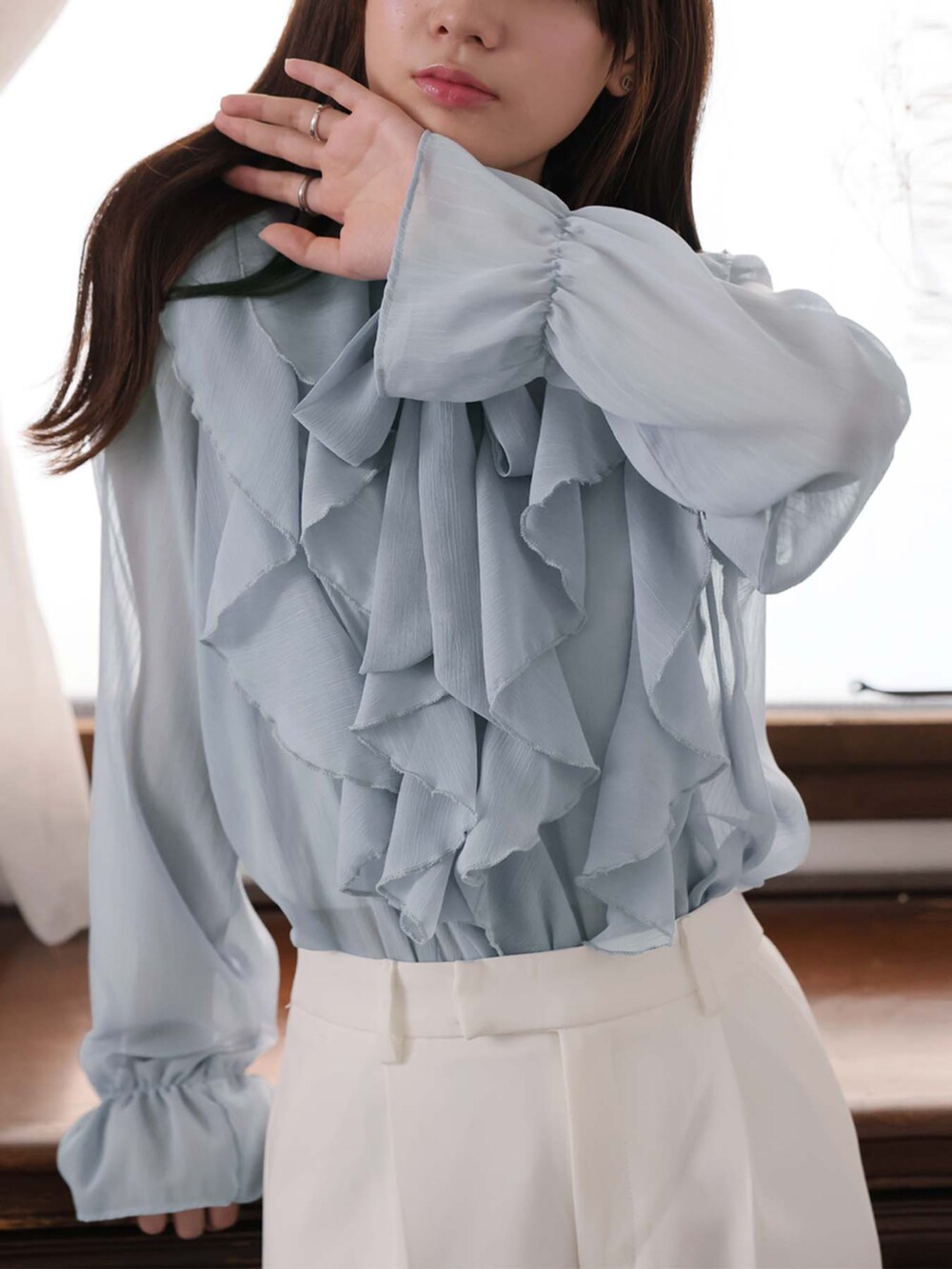 ブルー系のシャツ/ブラウスを着用したレディースの冬コーディネートの3枚目の写真