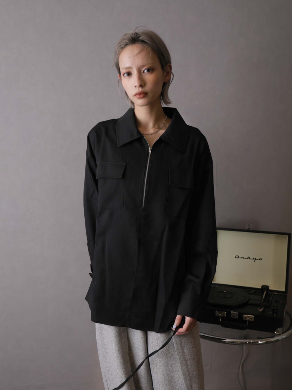 「シンプルコーデ、シャツスタイル、ハーフジップ、スリット、モード」｜「Ulyssesのスリットデザインシャツ（シャツ/ブラウス、ホワイト系）」を使った、Ulyssesさん（レディース・158cm）の春コーディネートの7枚目の写真