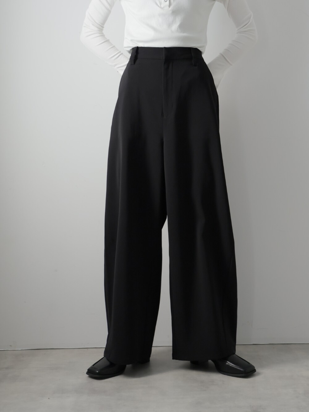 「シンプルコーデ、ワイドパンツ、タックパンツ、きれいめカジュアル」｜「Ulyssesのカーブワイドスラックス（スラックス、ブラック系）」を使った、Ulyssesさん（レディース・158cm）の春コーディネートの2枚目の写真