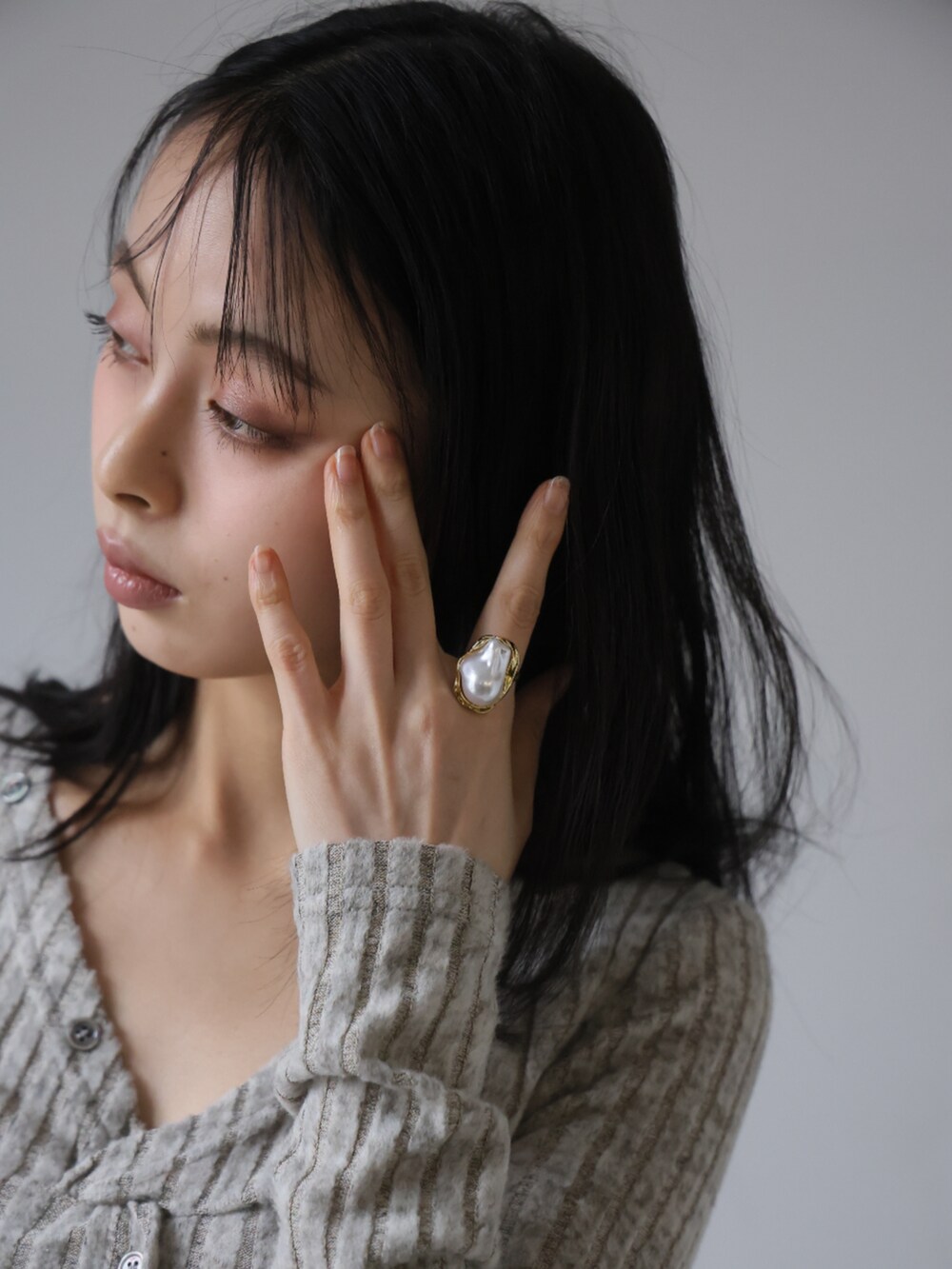 「リング、大人カジュアル、大人コーデ、パール、パールアクセ」｜「Ulyssesのアイテム（ファッション雑貨、シルバー系）」を使った、Ulyssesさん（レディース・158cm）の春コーディネートの10枚目の写真