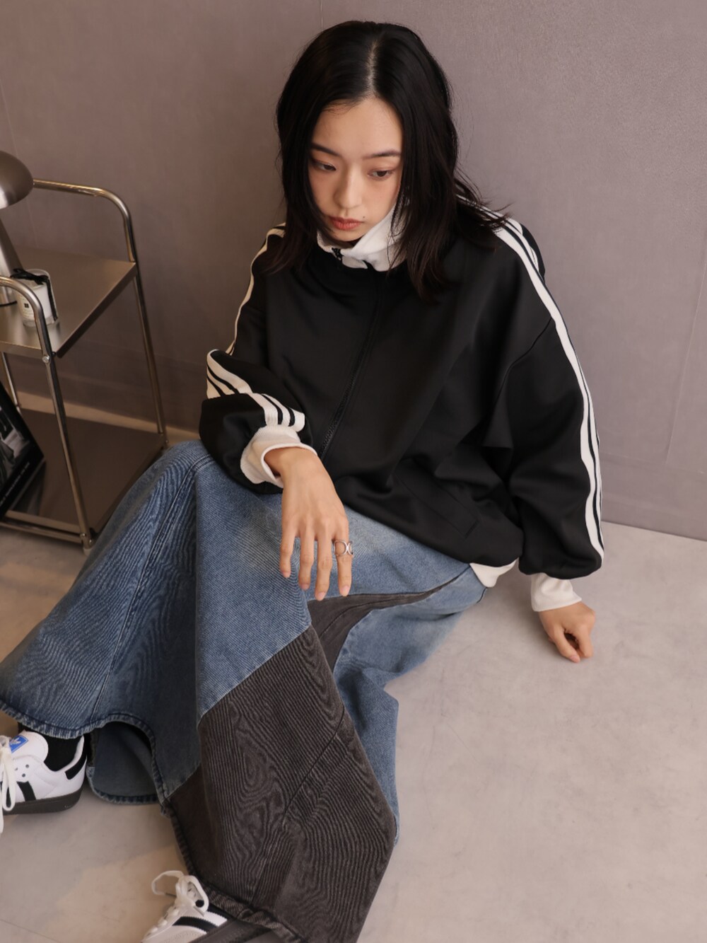 「春服コーデ、大人女子、休日スタイル、カジュアルスタイル、いいね、save、フォローお願いします🤑、お洒落さんとつながりたい、春先取り、ロングスカート、ジャージ、デイリーカジュアル、ラフコーデ」｜「Girly DollのWラインオーバートラックJK（その他アウター、ブラック系）」を使った、Ulyssesさん（レディース・158cm）の冬コーディネートの4枚目の写真