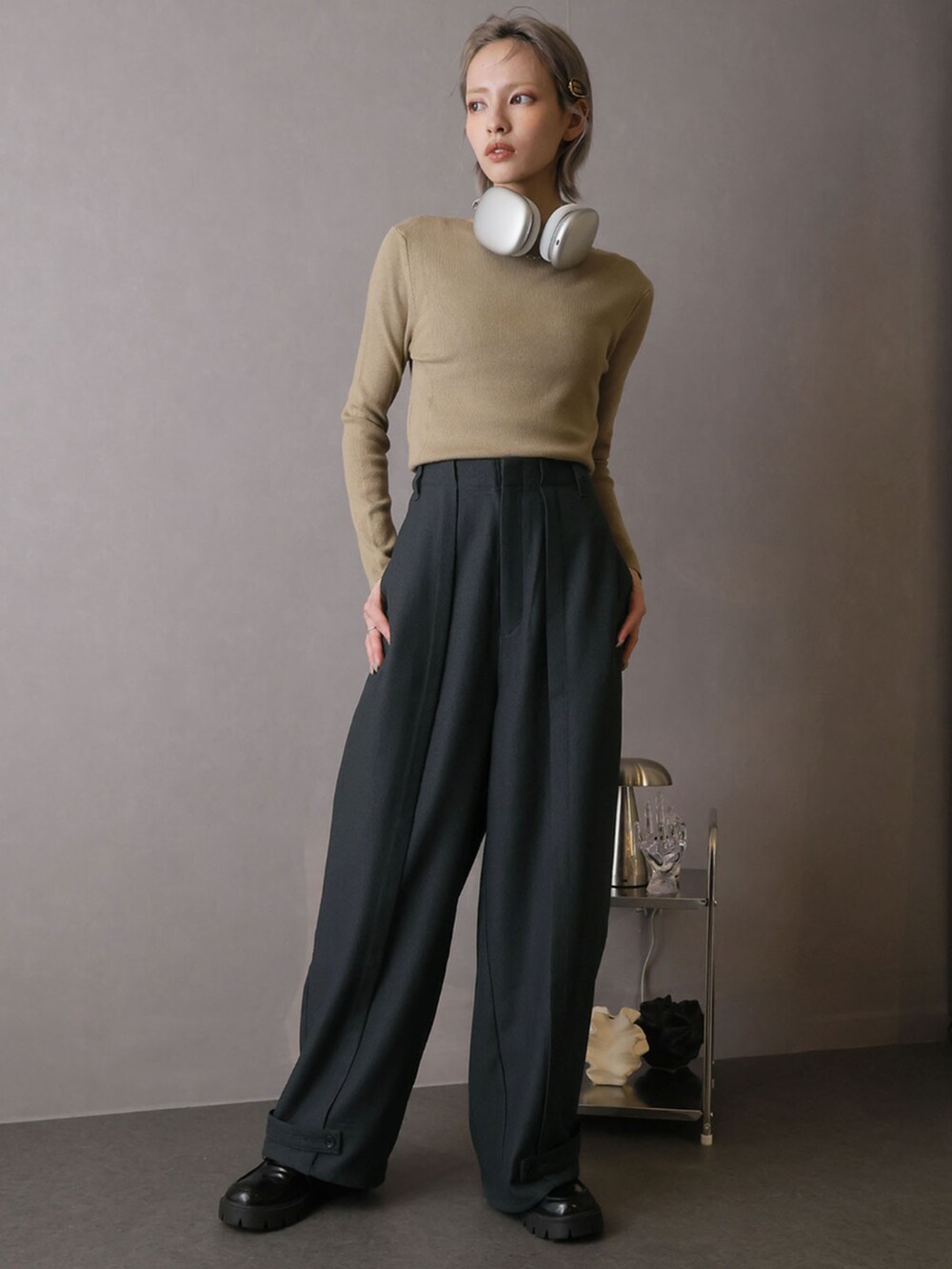 「シンプルコーデ、ワイドパンツ、タックパンツ」｜「Ulyssesのピンタックワイドパンツ（その他パンツ、ベージュ系）」を使った、Ulyssesさん（レディース・158cm）の春コーディネートの5枚目の写真