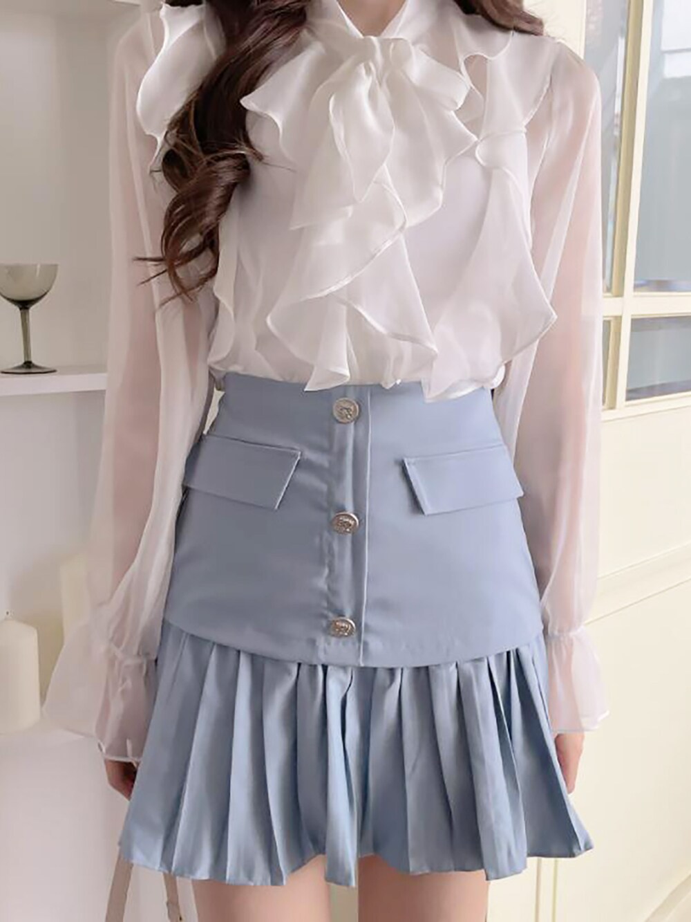 ホワイト系のシャツ/ブラウスを着用したレディースの冬コーディネートの3枚目の写真