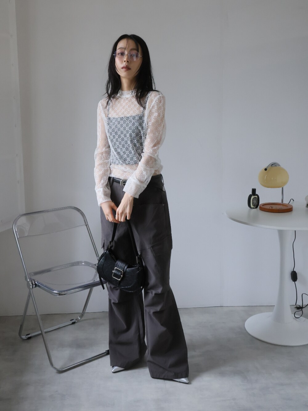 「シンプルコーデ、シアートップス、大人カジュアル、大人可愛い」｜「Ulyssesのプチハイネックシアーブラウス（Tシャツ/カットソー、ホワイト系）」を使った、Ulyssesさん（レディース・158cm）の春コーディネートの3枚目の写真