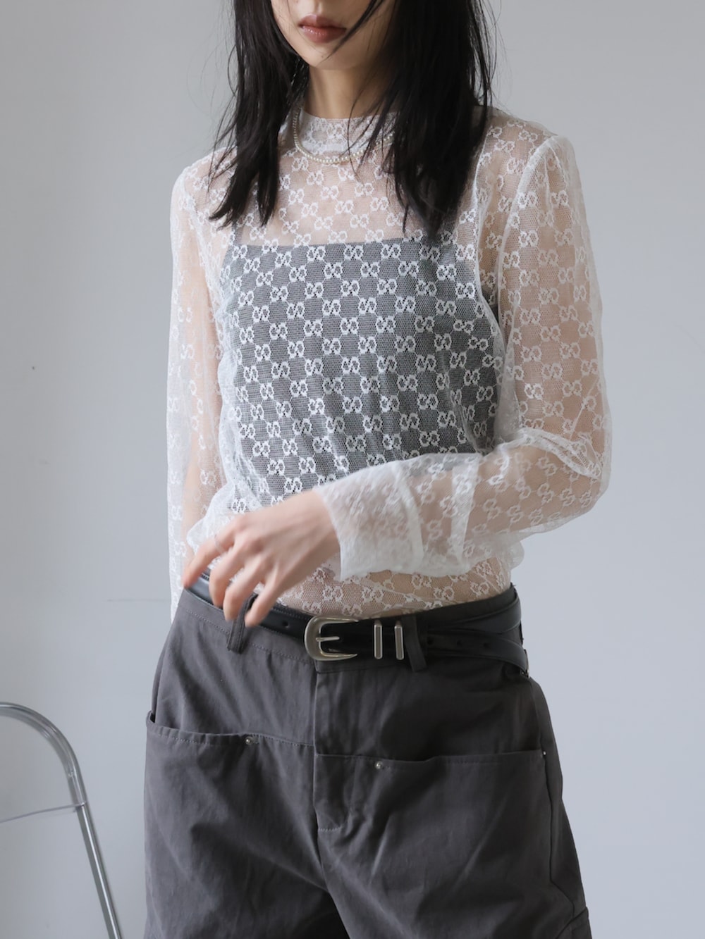 「シンプルコーデ、シアートップス、大人カジュアル、大人可愛い」｜「Ulyssesのプチハイネックシアーブラウス（Tシャツ/カットソー、ホワイト系）」を使った、Ulyssesさん（レディース・158cm）の春コーディネートの2枚目の写真
