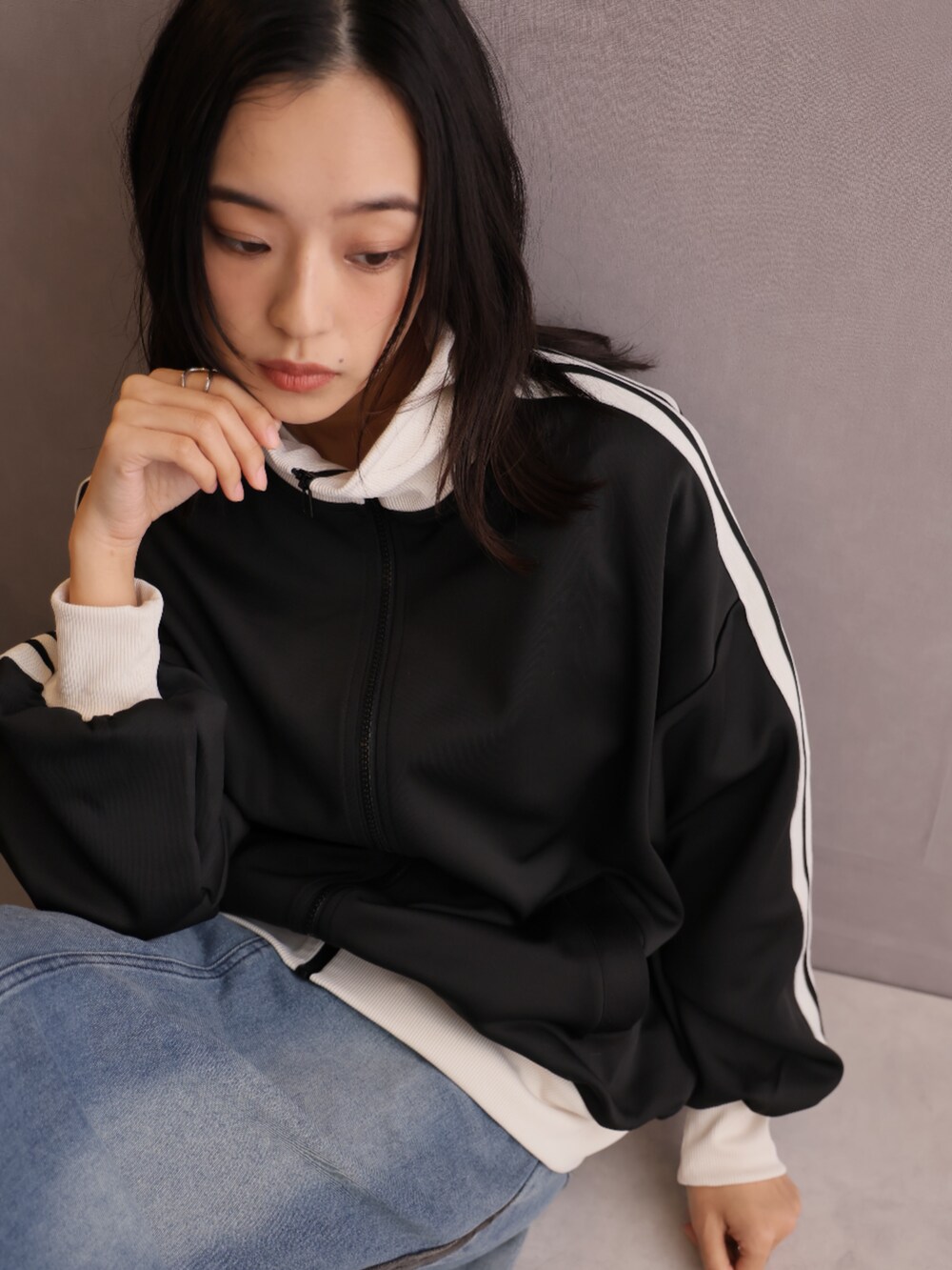 「春服コーデ、大人女子、休日スタイル、カジュアルスタイル、いいね、save、フォローお願いします🤑、お洒落さんとつながりたい、春先取り、ロングスカート、ジャージ、デイリーカジュアル、ラフコーデ」｜「Girly DollのWラインオーバートラックJK（その他アウター、ブラック系）」を使った、Ulyssesさん（レディース・158cm）の冬コーディネートの5枚目の写真