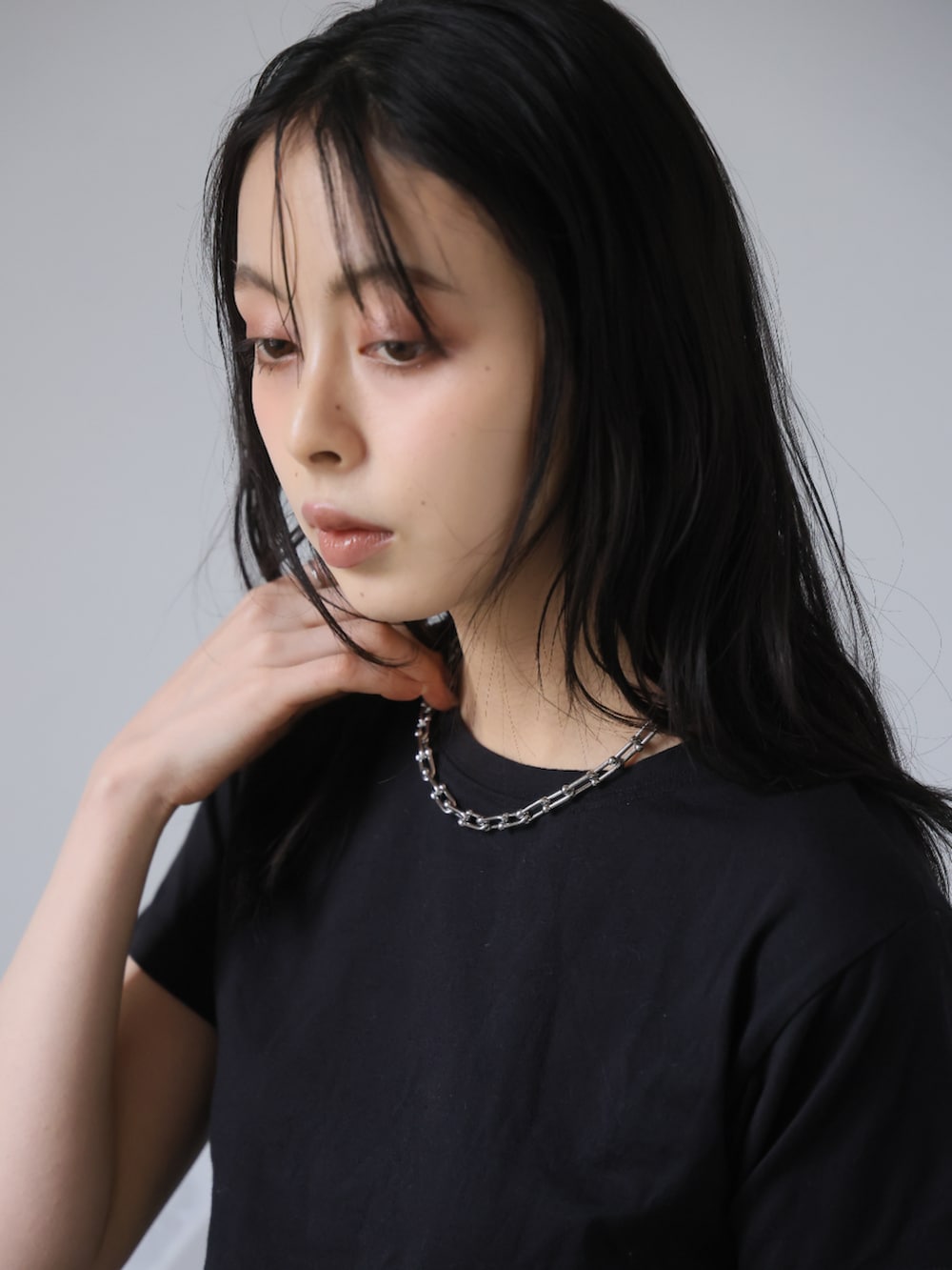 「チェーンネックレス、大人カジュアル、大人コーデ、大人女子、大人ファッション、大人トレンドカジュアル」｜「Ulyssesのリンクチェーンネックレス（ネックレス、シルバー系）」を使った、Ulyssesさん（レディース・158cm）の春コーディネートの3枚目の写真
