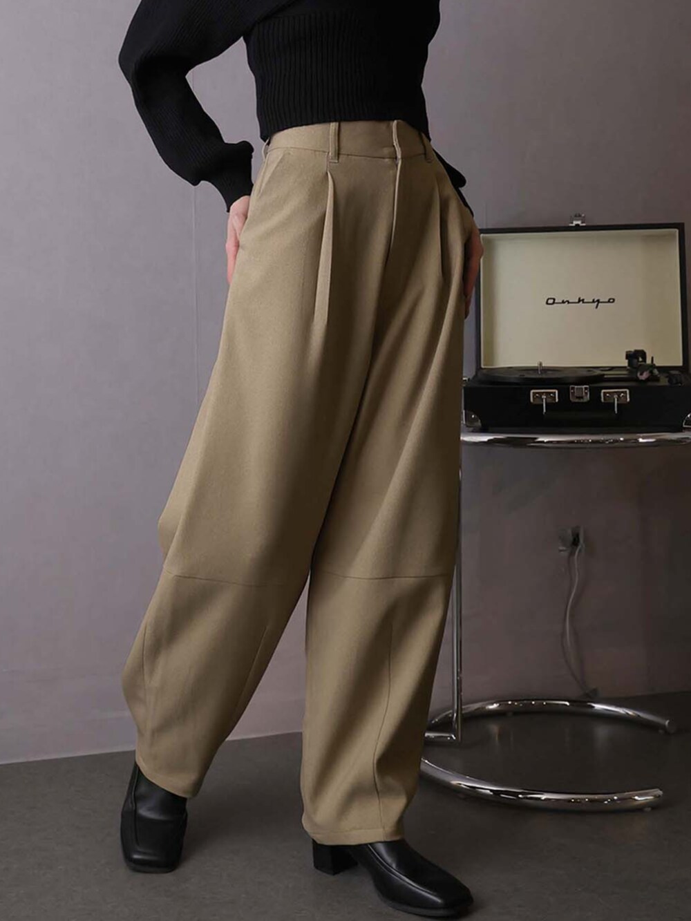 「シンプルコーデ、ワイドパンツ、タックパンツ、上品、きれいめカジュアル」｜「Ulyssesのワンタック切替バルーンパンツ（その他パンツ、ベージュ系）」を使った、Ulyssesさん（レディース・158cm）の春コーディネートの2枚目の写真