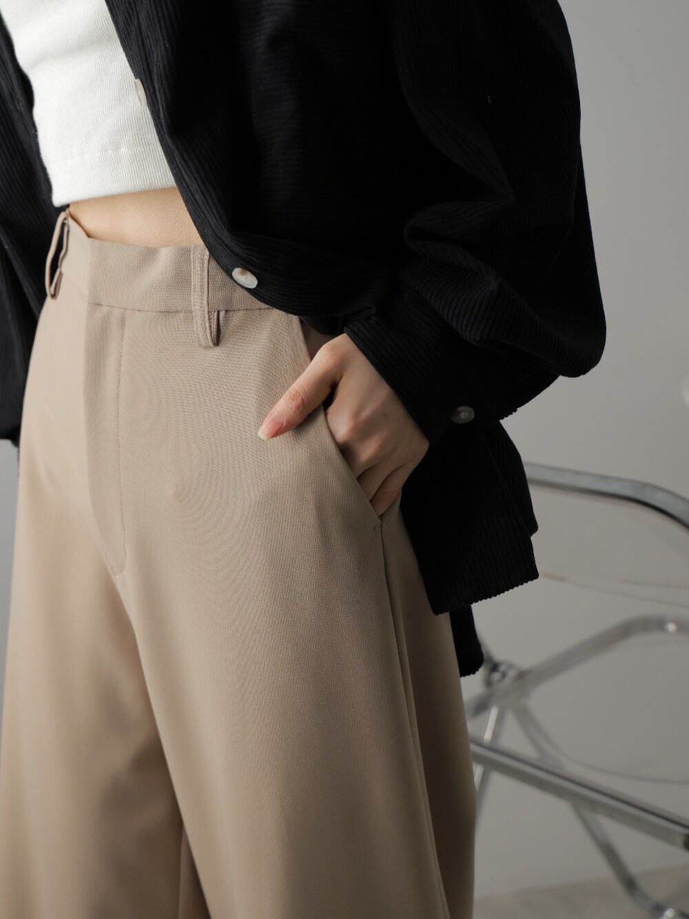 「シンプルコーデ、ワイドパンツ、タックパンツ、きれいめカジュアル」｜「Ulyssesのカーブワイドスラックス（スラックス、ブラック系）」を使った、Ulyssesさん（レディース・158cm）の春コーディネートの9枚目の写真