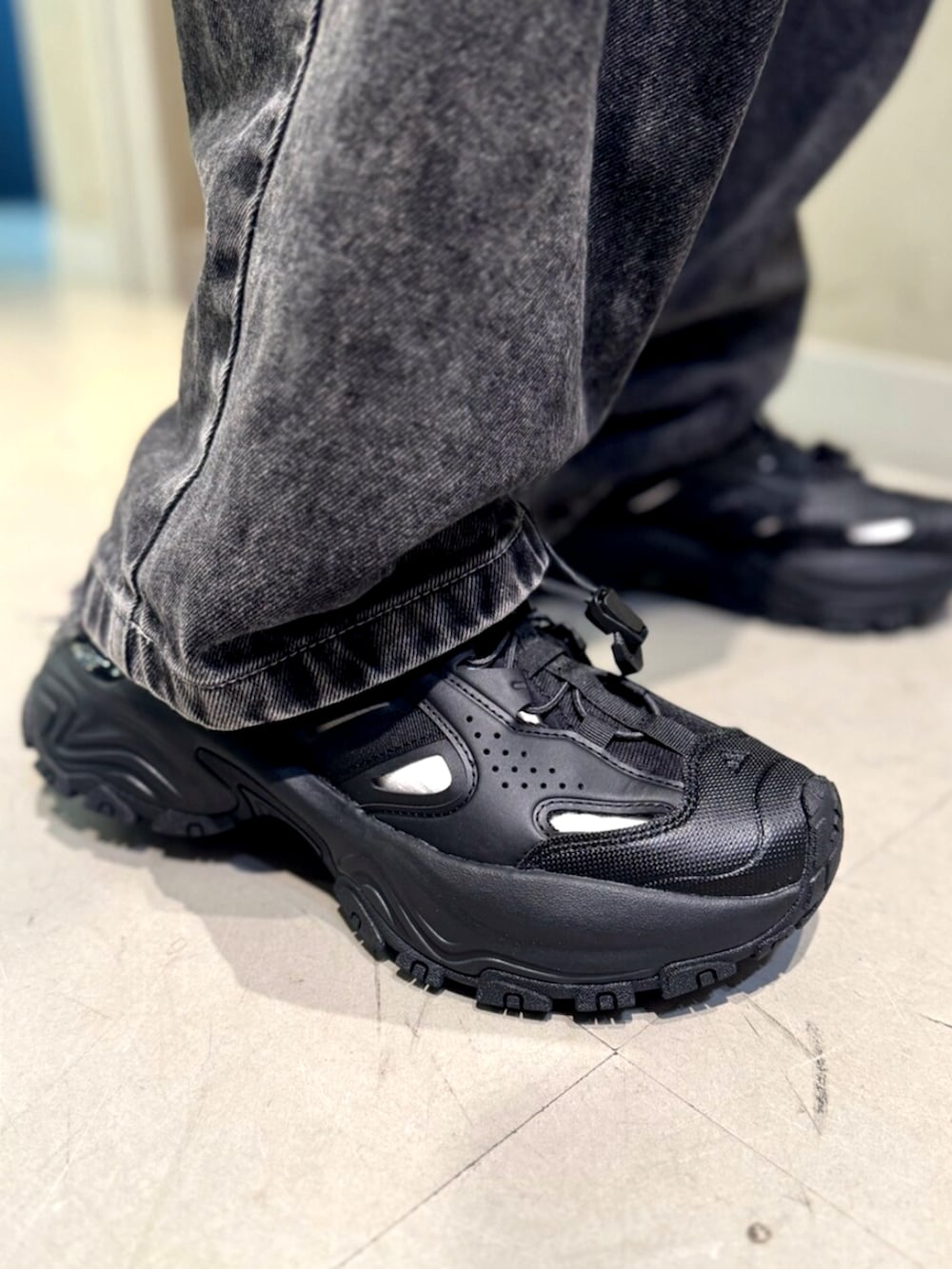 ブラック系のTシャツ/カットソー、ブラック系のサンダルを着用したメンズの春コーディネートの4枚目の写真