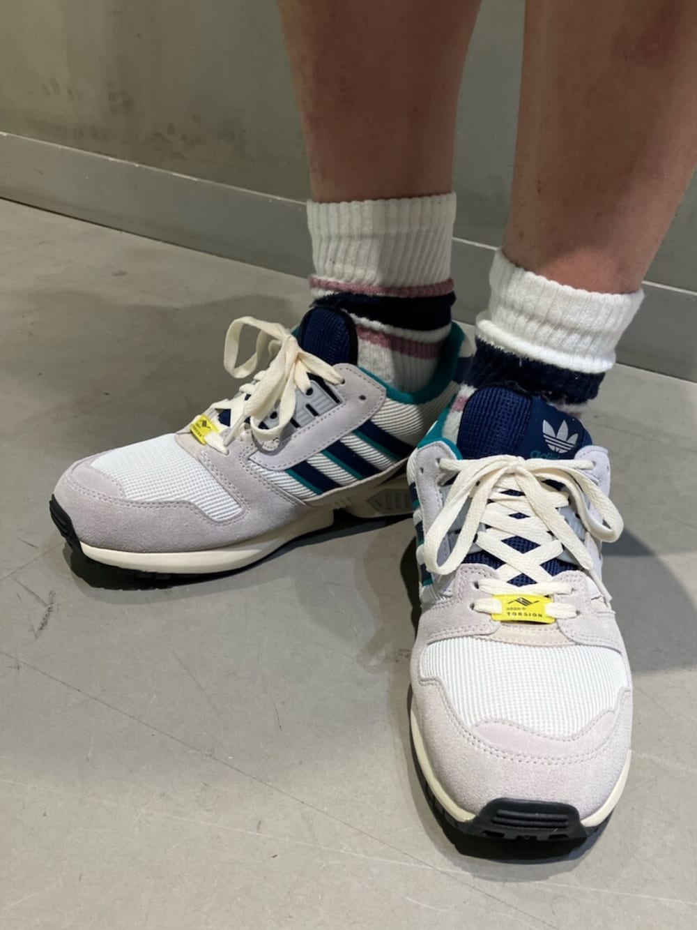 ホワイト系のシューズ、ホワイト系のその他パンツ、イエロー系のブルゾンを着用したメンズの冬コーディネートの4枚目の写真