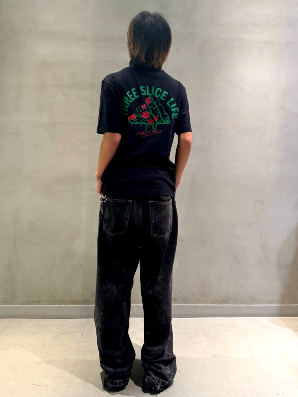 ブラック系のTシャツ/カットソー、ブラック系のサンダルを着用したメンズの春コーディネートの2枚目の写真