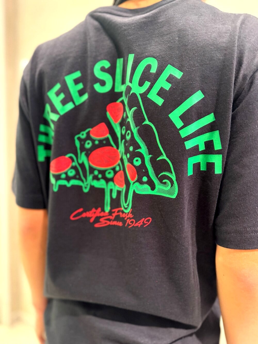 ブラック系のTシャツ/カットソー、ブラック系のサンダルを着用したメンズの春コーディネートの3枚目の写真