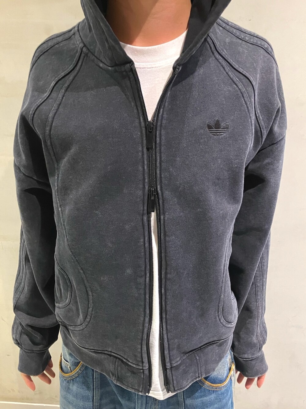 ブラック系のパーカー、ブラック系のショルダーバッグ、ブラック系のスニーカーを着用したメンズの冬コーディネートの3枚目の写真