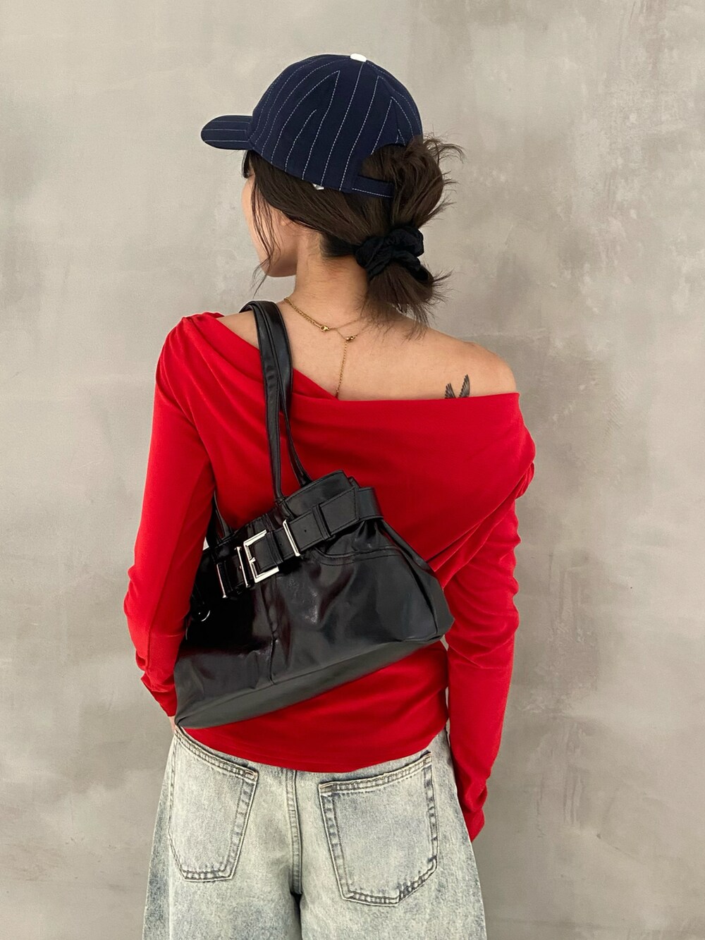 レッド系のTシャツ/カットソー、その他のバレエシューズ、ブルー系のデニムパンツを着用したレディースの秋コーディネートの3枚目の写真