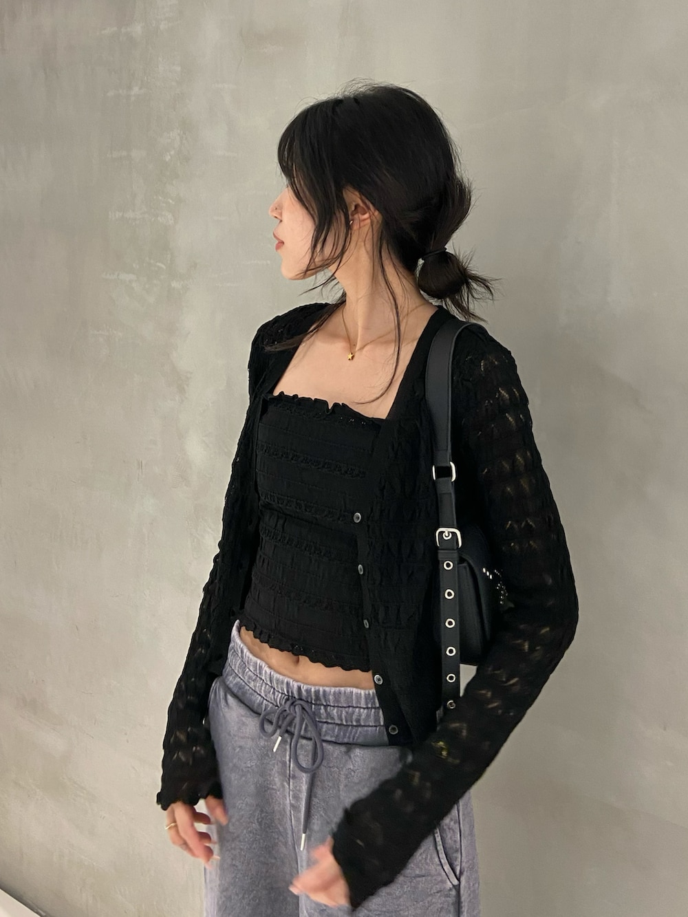 ブラック系のキャミソール、ブラック系のカーディガン/ボレロ、ブラック系のスウェットパンツを着用したレディースの春コーディネートの2枚目の写真